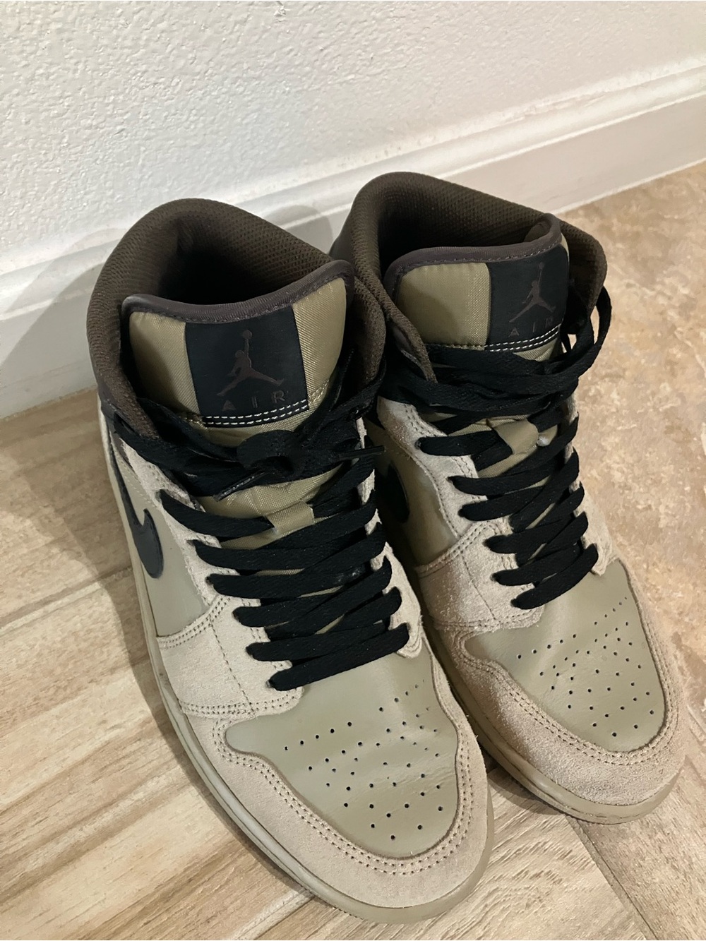 Like New Men’s Air Jordan 1 Mid - Size 8